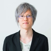 写真： 半田のプロフィール写真。髪が灰色